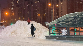 Задержка транспорта, порванный купол футбольного манежа и Лукашенко с лопатой. Последствия мощного снегопада